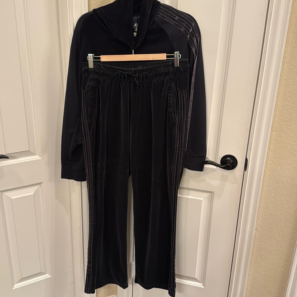 Adidas ladies fabric velour outfit in size medium top and bottom and color black